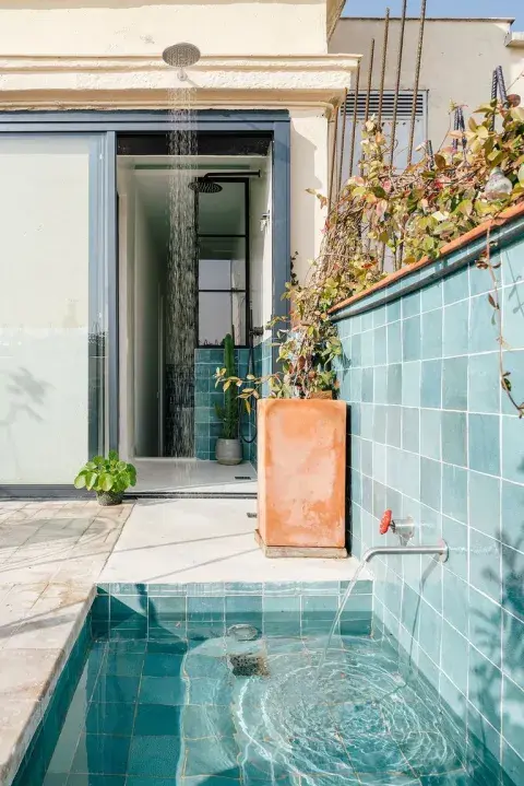 En 2026, estos pequeños espejos de agua se reinventan con propuestas cada vez más sofisticadas, pensadas para patios urbanos, terrazas y jardines chicos, sin resignar estilo ni confort.