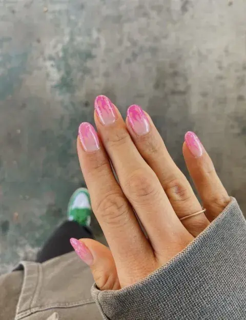 Uñas rubber de verano: 6 diseños llenos de color para tus uñas Uñas rubber de verano: 6 diseños llenos de color para tus uñas