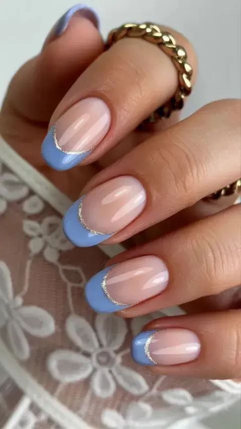 El clásico estilo francés se renueva reemplazando las puntas blancas por un azul celeste, logrando un look sofisticado y moderno, perfecto para trabajo o eventos especiales