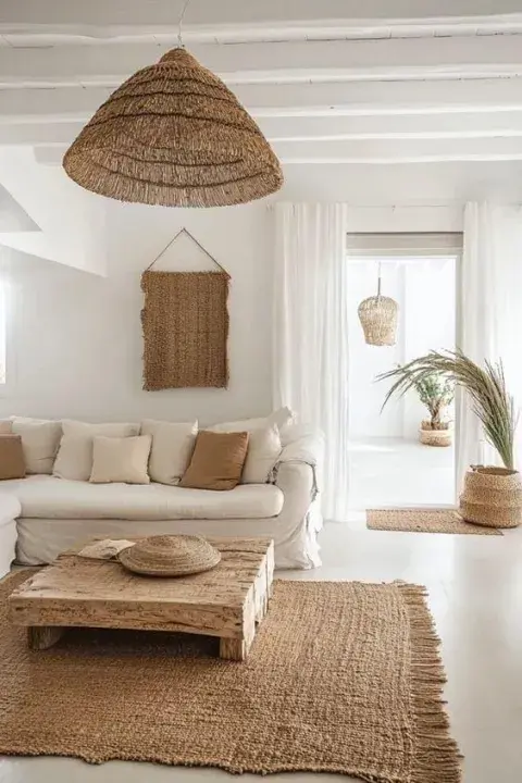 La paleta cromática es clave. Blancos rotos, beige, arena, gris cálido y tonos tierra dominan el espacio y ayudan a reflejar la luz natural. La paleta cromática es clave. Blancos rotos, beige, arena, gris cálido y tonos tierra dominan el espacio y ayudan a reflejar la luz natural.