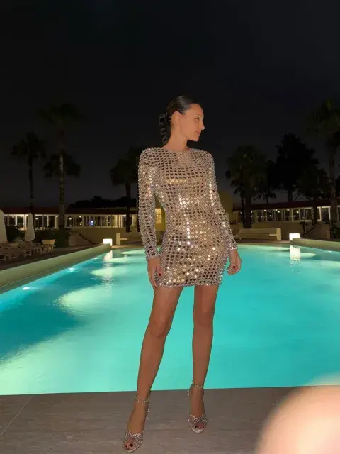 La combinación de texturas metalizadas con elementos sofisticados no solo aporta un aire de glamour absoluto, La combinación de texturas metalizadas con elementos sofisticados no solo aporta un aire de glamour absoluto,