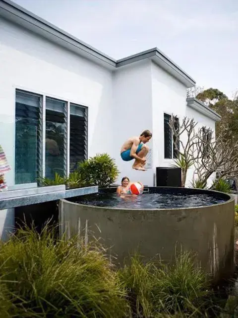 Son espacios de agua que combinan la estética de los estanques ornamentales con la funcionalidad de una pileta. Son espacios de agua que combinan la estética de los estanques ornamentales con la funcionalidad de una pileta.