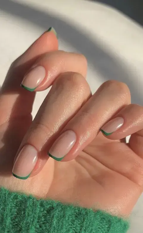 Verde en versión mini french, ideal para quienes quieren salir del blanco clásico y apostar por un color que es puro verano. Verde en versión mini french, ideal para quienes quieren salir del blanco clásico y apostar por un color que es puro verano.