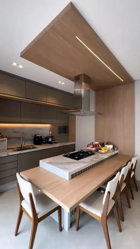A diferencia de una isla fija en el centro, la península puede ubicarse contra una pared o encimera, adaptándose mejor al espacio.