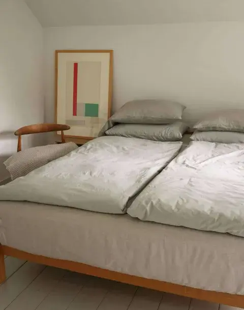 Cada integrante de la pareja duerme con su propio acolchado, ajustado a su temperatura y preferencias, sin renunciar a la estética de una cama armada y elegante. Cada integrante de la pareja duerme con su propio acolchado, ajustado a su temperatura y preferencias, sin renunciar a la estética de una cama armada y elegante.