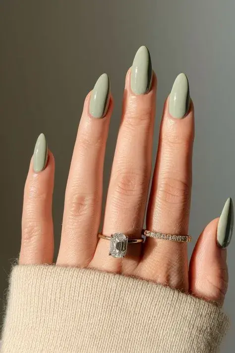 El verde oliva, con acabado satinado, es uno de los tonos sorpresa del año. El verde oliva, con acabado satinado, es uno de los tonos sorpresa del año.