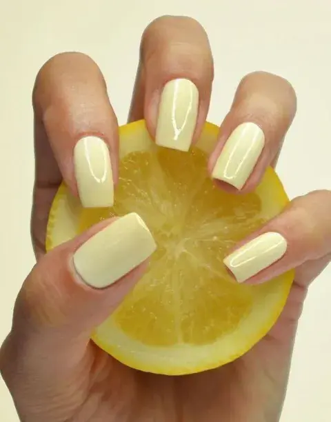 Colores de uñas que hacen ver la piel más bronceada: Amarillo cítrico.