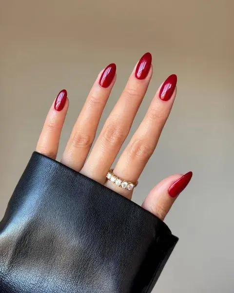 Clásico, sensual y atemporal, el granate pomegranate es el rojo de febrero por excelencia.
