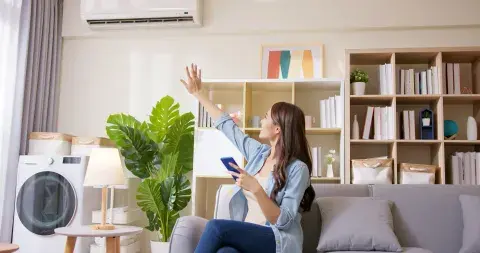 Foto de mujer usando aire acondicionado. Foto de mujer usando aire acondicionado.