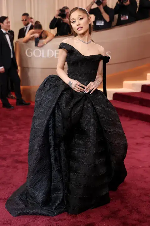 Ariana Grande en la alfombra roja de los Golden Globes 2026. Ariana Grande en la alfombra roja de los Golden Globes 2026.