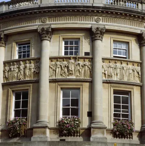 El Ayuntamiento de Bath ha sido utilizado repetidamente en la serie Bridgerton. El Ayuntamiento de Bath ha sido utilizado repetidamente en la serie Bridgerton.