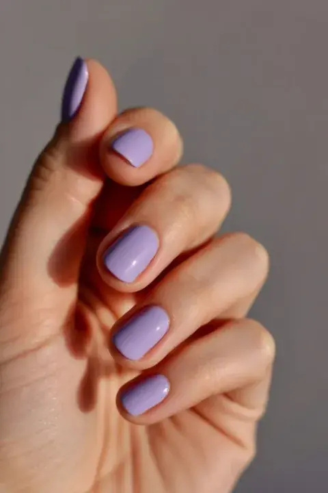 Suave, delicado y con un dejo etéreo, el lilas pastel con matiz malva se consolida como uno de los grandes favoritos del mes.