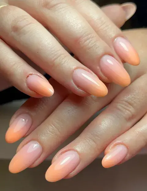 Uñas baby boomer versión verano: el clásico se anima al color Uñas baby boomer versión verano: el clásico se anima al color