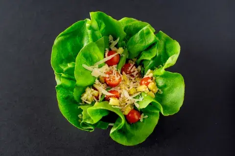 Foto de barquitos de lechuga con huevo y palta. Foto de barquitos de lechuga con huevo y palta.
