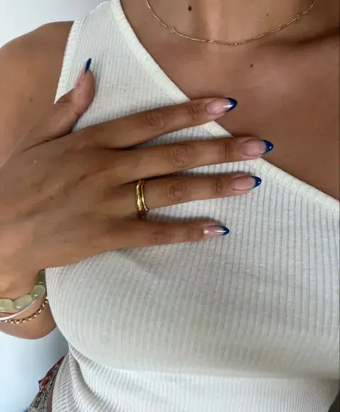 Innová la clásica francesita y combinala con un azul profundo.