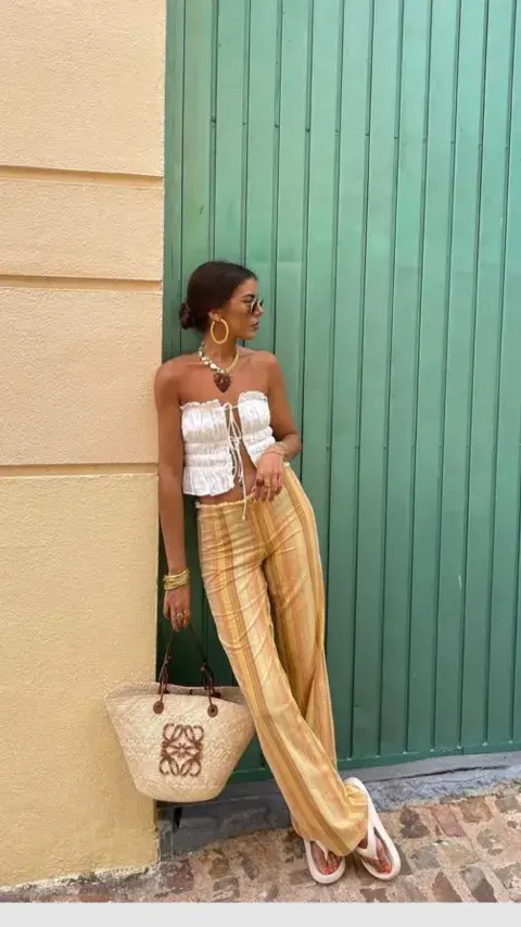 Los jeans campana o flare evocan el espíritu setentero y quedan increíbles con blusas bohemias Los jeans campana o flare evocan el espíritu setentero y quedan increíbles con blusas bohemias
