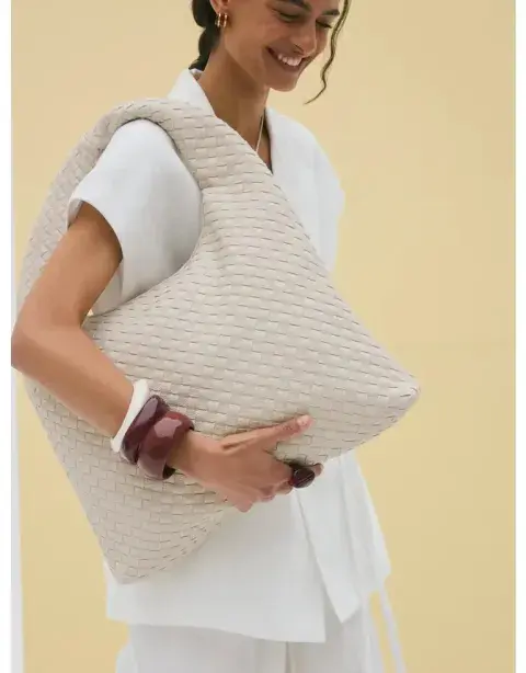 Un bolso XL con una textura trenzada (ISADORA $ 74.000) Un bolso XL con una textura trenzada (ISADORA $ 74.000)