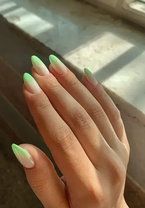 Uñas baby boomer versión verano: el clásico se anima al color Uñas baby boomer versión verano: el clásico se anima al color