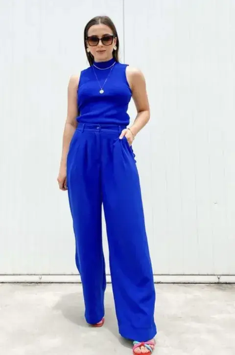 e adapta tanto a looks de oficina como a estilismos nocturnos, y aporta un aire sofisticado sin necesidad de accesorios excesivos. e adapta tanto a looks de oficina como a estilismos nocturnos, y aporta un aire sofisticado sin necesidad de accesorios excesivos.