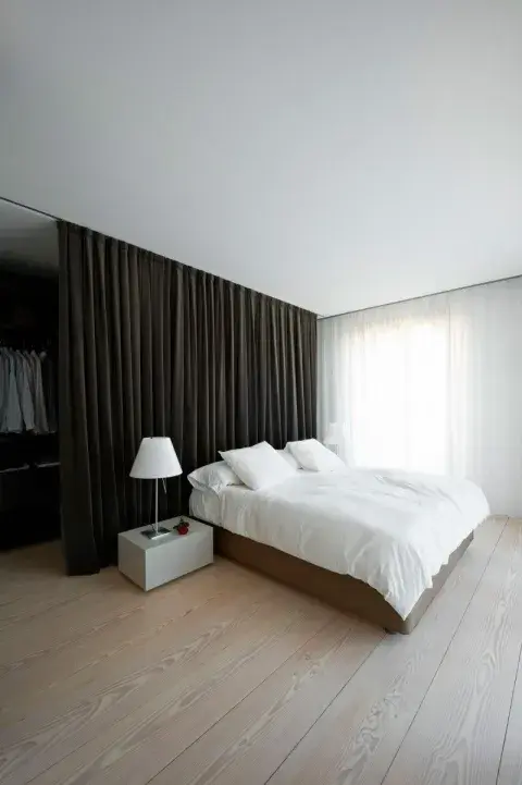 Las cortinas como respaldo son perfectas para dormitorios pequeños, ya que no ocupan volumen visual ni espacio real.