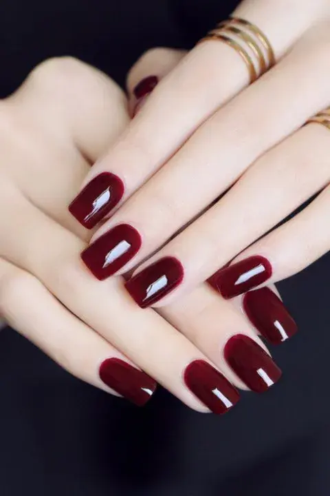 Burdeos profundo: un clásico intenso que, sobre uñas cuadradas, se ve elegante y con carácter. Burdeos profundo: un clásico intenso que, sobre uñas cuadradas, se ve elegante y con carácter.
