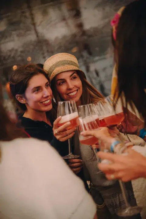 Dos chicas brindando con champagne. Dos chicas brindando con champagne.