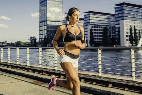 Foto de mujer entrenando en verano. Foto de mujer entrenando en verano.
