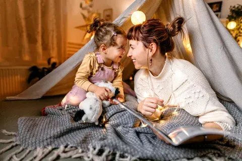 Foto de mujer jugando con su hija. Foto de mujer jugando con su hija.