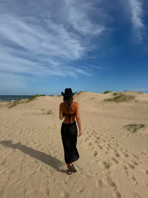 Pampita con un vestido crochet y gorro a tono