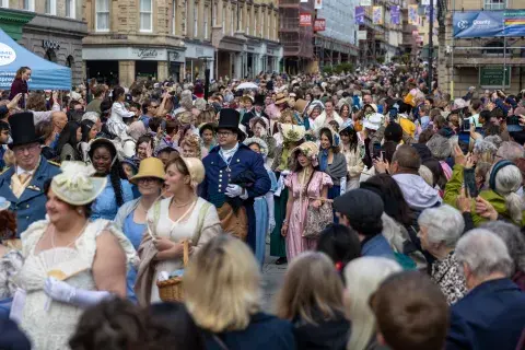 Foto de un desfile en homenaje a Jane Austen en Bath. Foto de un desfile en homenaje a Jane Austen en Bath.