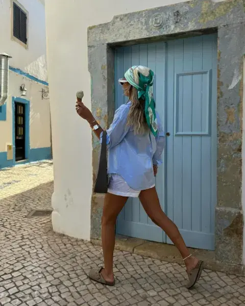 El nuevo foco está puesto en la dolce vita, una estética que toma lo mejor del verano europeo y lo traduce en looks relajados y con mucha actitud. El nuevo foco está puesto en la dolce vita, una estética que toma lo mejor del verano europeo y lo traduce en looks relajados y con mucha actitud.