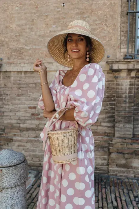 El nuevo foco está puesto en la dolce vita, una estética que toma lo mejor del verano europeo y lo traduce en looks relajados y con mucha actitud. El nuevo foco está puesto en la dolce vita, una estética que toma lo mejor del verano europeo y lo traduce en looks relajados y con mucha actitud.
