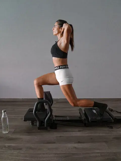 A diferencia del pilates tradicional, el Lagree mantiene al cuerpo bajo tensión constante, con ejercicios de un minuto que hacen que la clase sea dinámica y efectiva. En menos de una hora, los músculos tiemblan como después de un maratón, pero sin el desgaste articular. A diferencia del pilates tradicional, el Lagree mantiene al cuerpo bajo tensión constante, con ejercicios de un minuto que hacen que la clase sea dinámica y efectiva. En menos de una hora, los músculos tiemblan como después de un maratón, pero sin el desgaste articular.