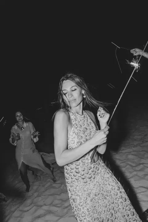 El festejo se extendió hasta la noche donde bailaron sin parar a orillas del mar El festejo se extendió hasta la noche donde bailaron sin parar a orillas del mar