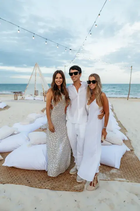 Pampita celebró su cumpleaños rodeada de amigos y familia Pampita celebró su cumpleaños rodeada de amigos y familia