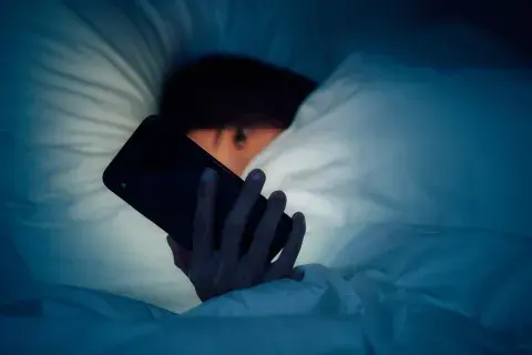 Foto de mujer adicta al celular.
