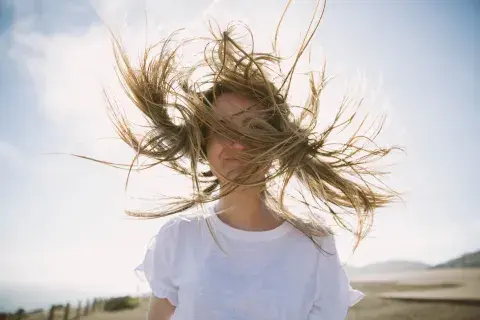 Cuidado del cabello en verano: cómo proteger el pelo del sol, el cloro y el mar