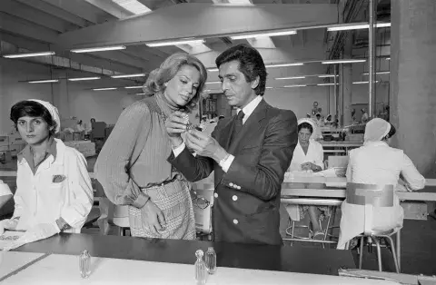 A fines de la década del 50 regresó a Italia y abrió su primer atelier en Roma A fines de la década del 50 regresó a Italia y abrió su primer atelier en Roma