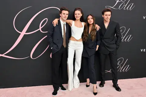 En una serie de publicaciones en Instagram, el hijo de David y Victoria Beckham afirmó que ha vivido “años de silencio” mientras sus padres supuestamente manejaban la narrativa familiar a través de la prensa En una serie de publicaciones en Instagram, el hijo de David y Victoria Beckham afirmó que ha vivido “años de silencio” mientras sus padres supuestamente manejaban la narrativa familiar a través de la prensa