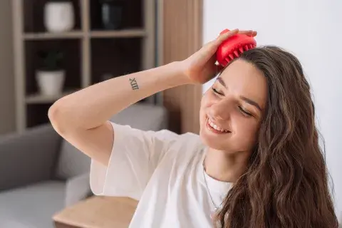 Cómo peinarte antes de dormir para cuidar el cabello