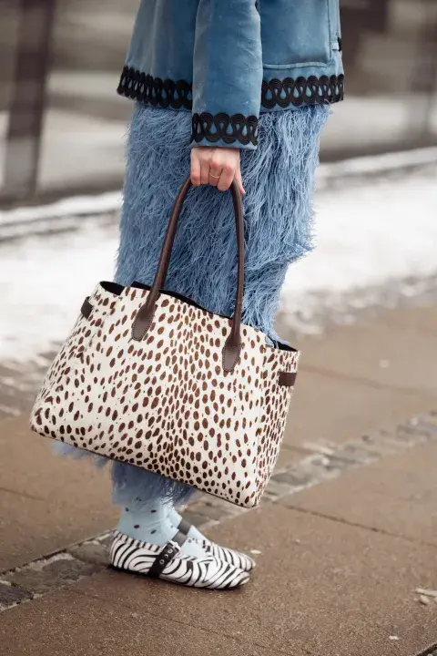 Zapatos, gorros, bolsos o corbatas: cualquier accesorio es válido para sumar estampa y elevar un look neutro sin esfuerzo. Zapatos, gorros, bolsos o corbatas: cualquier accesorio es válido para sumar estampa y elevar un look neutro sin esfuerzo.