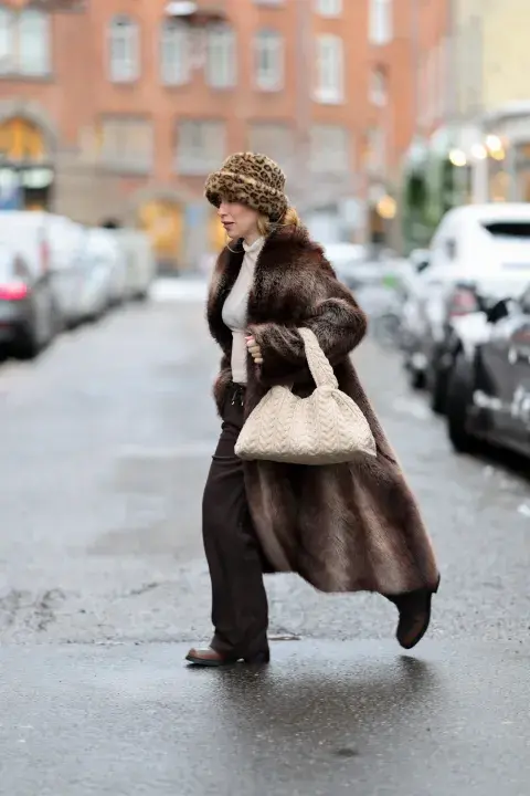 Zapatos, gorros, bolsos o corbatas: cualquier accesorio es válido para sumar estampa y elevar un look neutro sin esfuerzo. Zapatos, gorros, bolsos o corbatas: cualquier accesorio es válido para sumar estampa y elevar un look neutro sin esfuerzo.