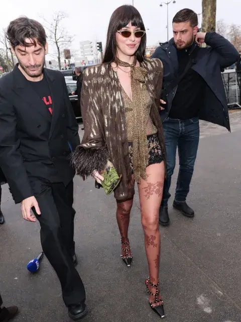 Johnson combinó una blusa con estampado de leopardo y lazo largo al cuello con una chaqueta abierta en tonos cafés y detalles en dorado Johnson combinó una blusa con estampado de leopardo y lazo largo al cuello con una chaqueta abierta en tonos cafés y detalles en dorado