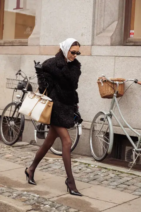 Los maxibolsos se imponen como protagonistas absolutos del street style. Los maxibolsos se imponen como protagonistas absolutos del street style.