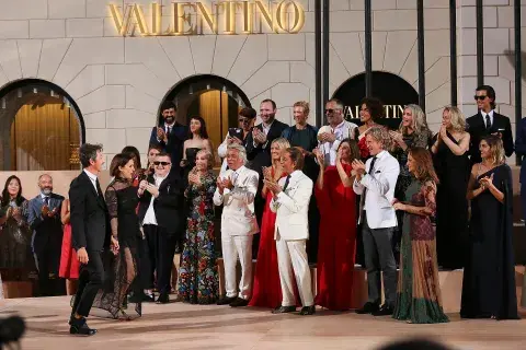 Valentino dejó un ADN tan claro y sólido que supo ser respetado y preservado por quienes continuaron al frente de la maison. Valentino dejó un ADN tan claro y sólido que supo ser respetado y preservado por quienes continuaron al frente de la maison.