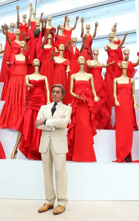 El Rojo Valentino, intenso, vibrante e inconfundible, se convirtió en su sello más reconocido. El Rojo Valentino, intenso, vibrante e inconfundible, se convirtió en su sello más reconocido.