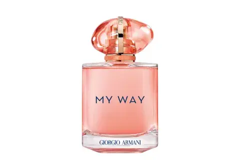 Una luminosa fragancia floral afrutada que irradia vibrante optimismo y captura la esencia de una mujer auténtica y libre.($Giorgio Armani My Way Ylang x 90 ml $335.000) Una luminosa fragancia floral afrutada que irradia vibrante optimismo y captura la esencia de una mujer auténtica y libre.($Giorgio Armani My Way Ylang x 90 ml $335.000)