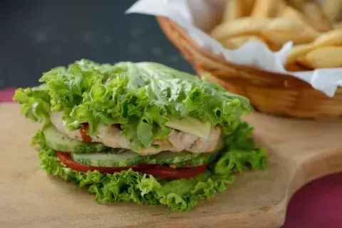 Foto de hamburguesa envuelta en lechuga. Foto de hamburguesa envuelta en lechuga.