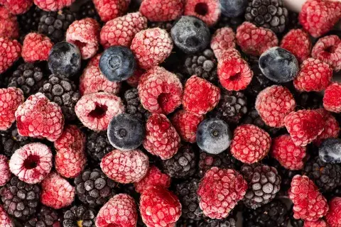 Helado casero de yogur, frutos rojos y granola: una receta fácil y saludable para combatir el calor