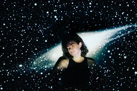 Foto de mujer bajo las estrellas. Foto de mujer bajo las estrellas.